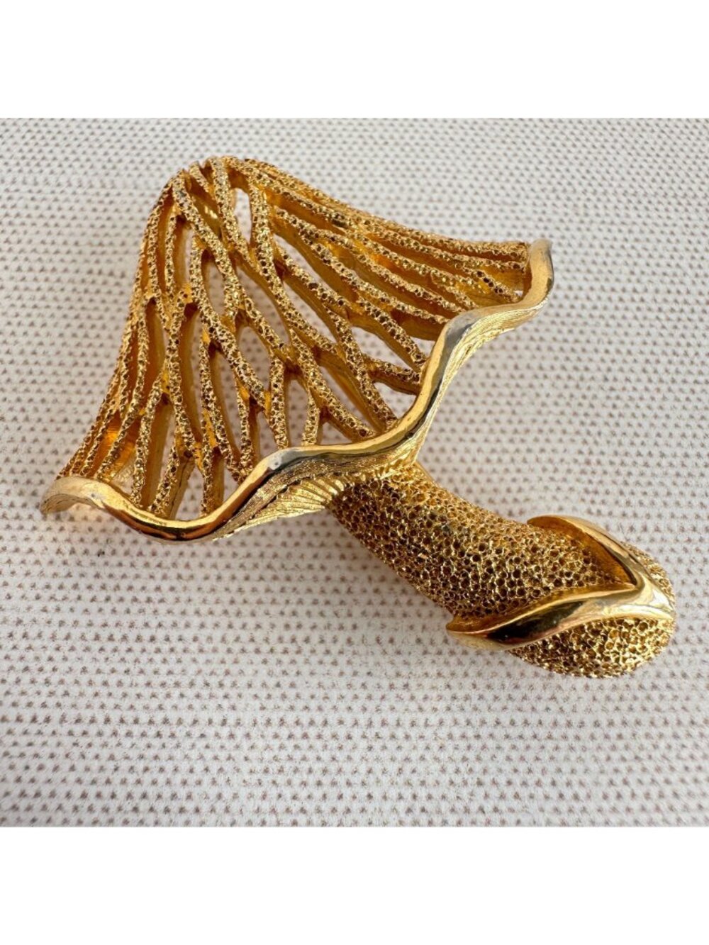 Crown Trifari Gold Tone Mushroom Brooch Openwork Textured Signed 1960s - Picture 2 of 8